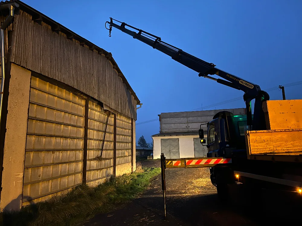 Práce s hydraulickou rukou na stavbě