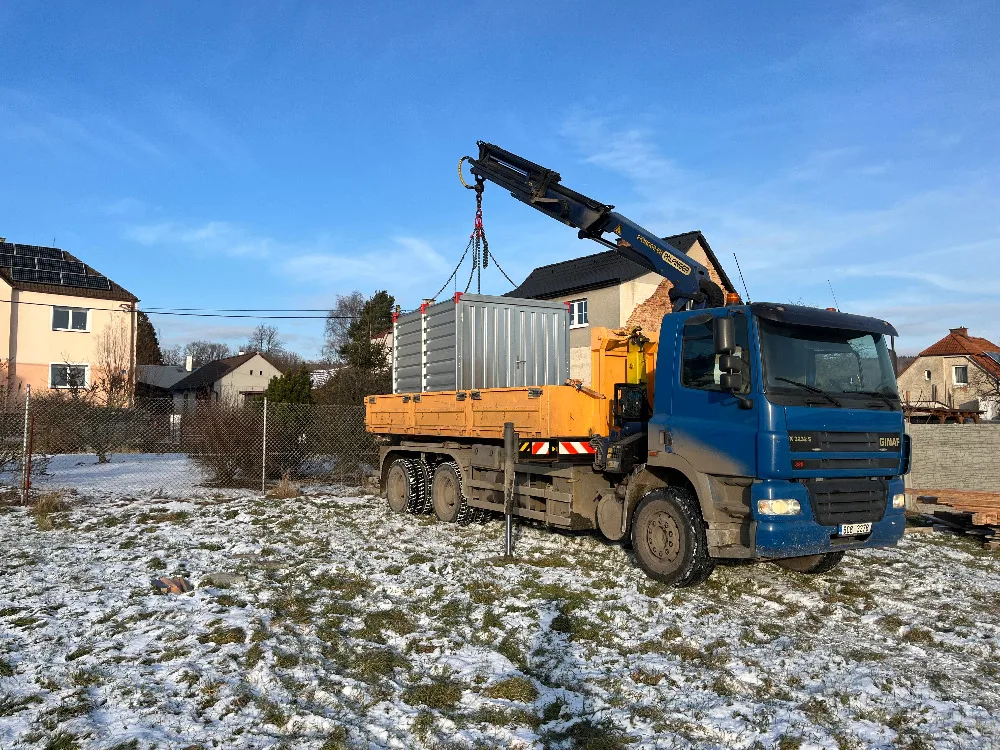 Hydraulická ruka při manipulaci s materiálem