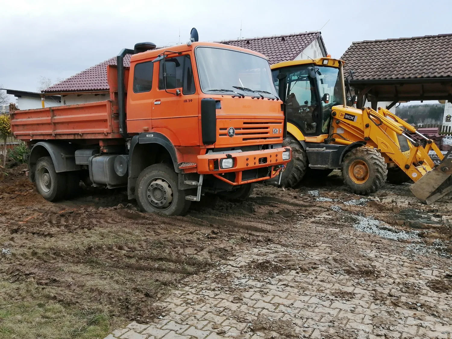 Traktorbagr JCB při zemních pracích