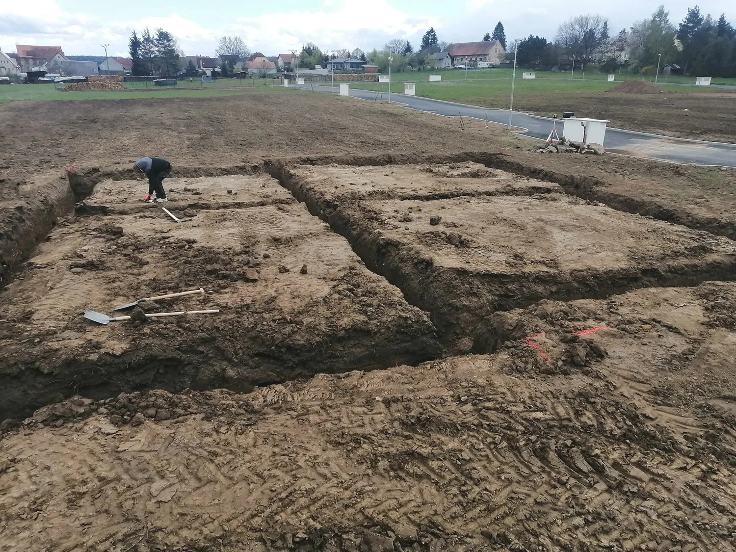 Zemní práce s traktorbagrem u komunikace
