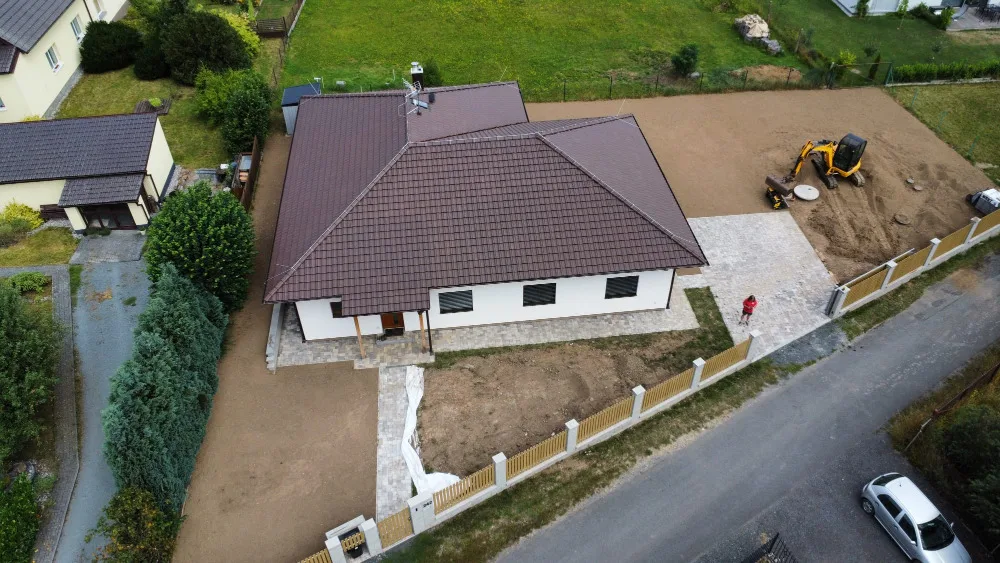 Přetříděná zemina po kátrování na hromadě