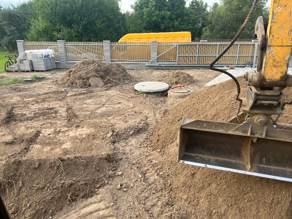 Oddělené kamenivo a suť po třídění zeminy