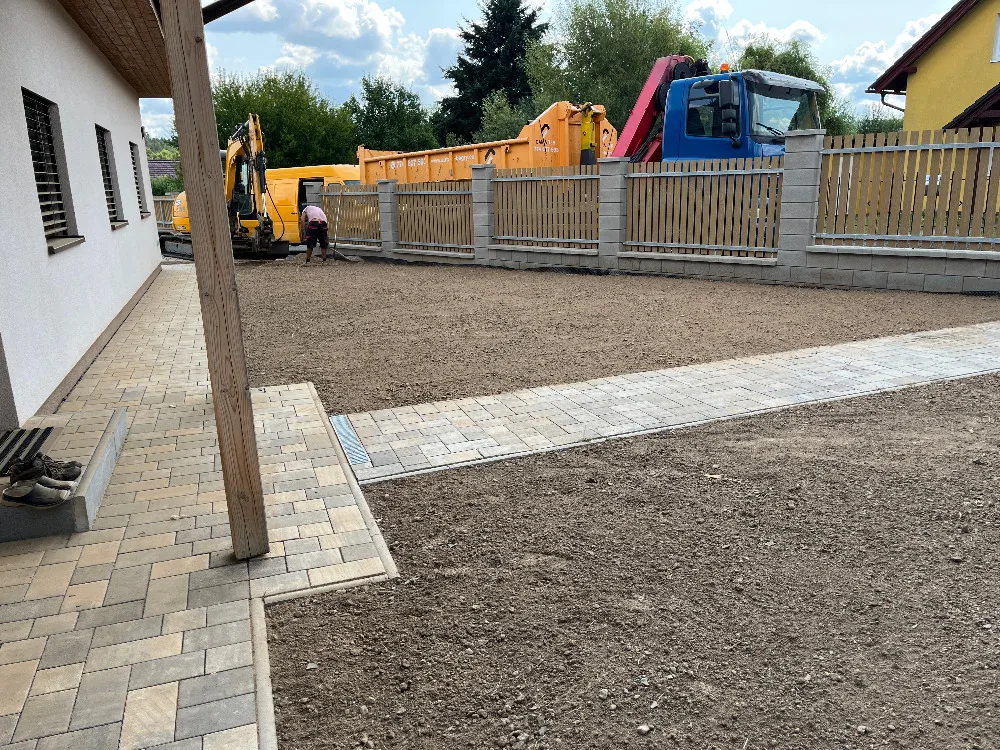 Hromada čisté tříděné zeminy připravené k uložení