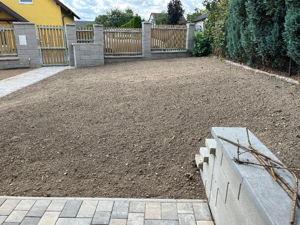 Detail hřídelové rotační lžíce s protříděnou zeminou